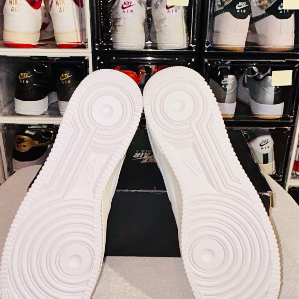 Nike Air Force 1 '07 Premium "1-800". CI16321-100

     Box no lid - Picture 8 of 8